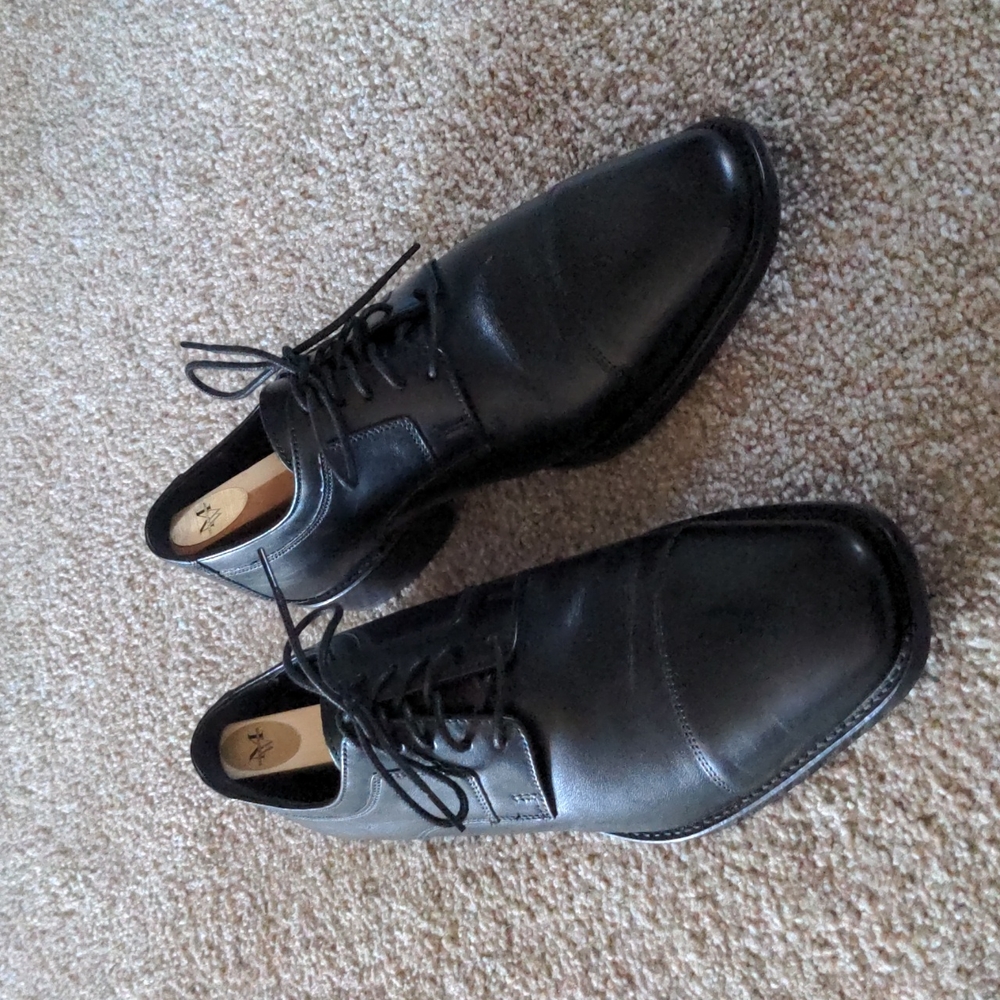 Barely used men's dress shoes